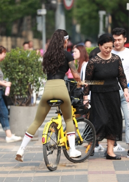骑车就能摆脱我的镜头吗 紧身瑜伽裤翘Tun美女逛街套图