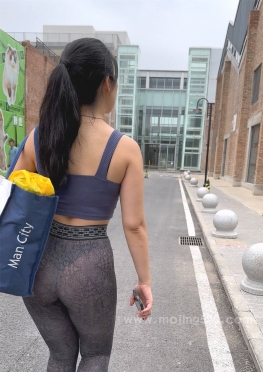 72056穿着透明紧身裤逛街的小姐姐弯腰捡东西视频