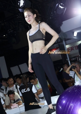 运动美女在凹造型