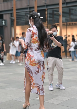 75029-75031逛街的丰满丰腴长裙美女视频