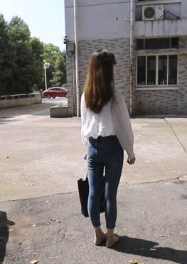 71939校园里走动的蓝色紧身牛仔裤长腿美女同学视频