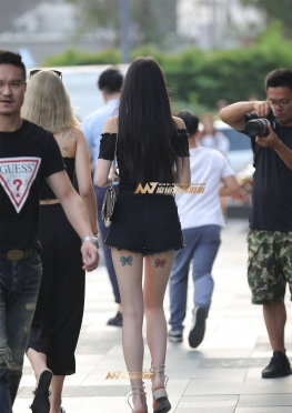 白嫩小姐姐，逛街的牛仔热裤白腿长腿小姐姐