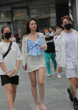 甜M靓丽【84P+4V】逛街的牛仔短裙大白腿美足美女图片视频