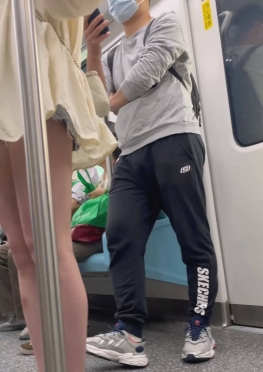 73759乘坐地铁的白色短裙大长腿美女视频