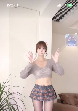 75500爱跳舞的jk短裙黑丝足长腿美女视频