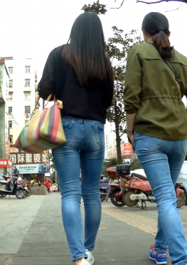 59209逛街的蓝色紧身牛仔裤长腿美女视频