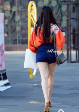 北京街拍app丰满高跟短裤大白腿