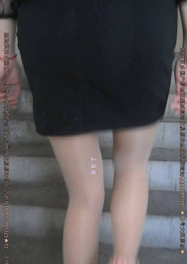 73595-73596楼梯上搭讪女邻居肉丝足长腿短裙美女精彩对白视频