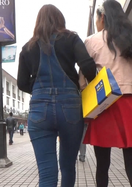 58804和闺蜜逛街的深蓝色背带紧身牛仔裤美女视频