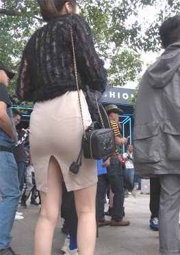 75063-75064逛街的开叉短包裙长腿美女视频