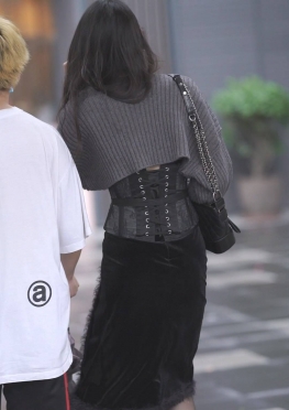 72052街拍逛街的黑裙黑丝长腿美女视频