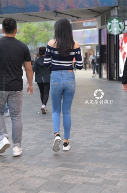 牛仔裤【31P】魔镜街拍第一站喜欢逛街的紧身牛仔裤翘臀大长腿美女套图