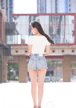 M00694【633P】魔镜街拍美术馆紧身超短牛仔热裤大白腿女孩图