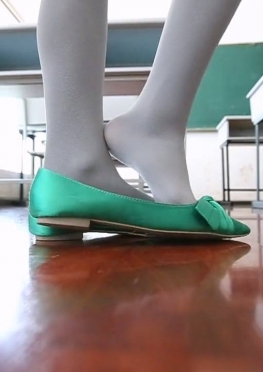 71902教室里的厚灰丝长腿美女同学视频