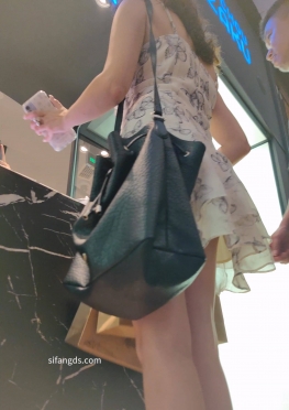 72042街拍逛街的短裙长腿气质美女视频